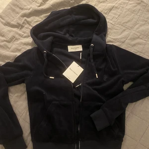 Juicy tröja - Säljer min sååå fina oandvända Juicy tröja i färgen night sky ( mörk blå ) Har båda lappen och original påse kvar! Den är i materialet towelling och perfekt till sommar!💗 Spårbar frakt på 66kr ingår!😘