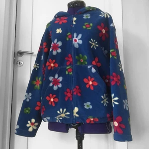 Blommig fliströja - Jätte fin och mysig fliströja köpt secondhand. Älskar den men måste rensa ut för jag inte använder den  