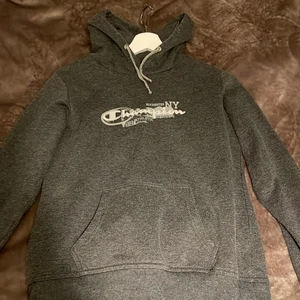 Champion hoodie storlek M  - Använd några gånger men fortfarande i bra skick. 