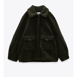 Jacka - FÖRST TILL KVARN! Super snygg grön fluffig jacka från zara som tyvärr inte kommer till användning något mer💕