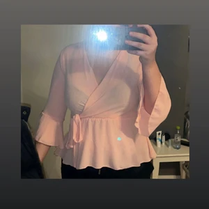 Ljusrosa blus🎀 - As snygg!! Säljer pga för tajt i armarna för mig:( Kommer från Boohoo, andvänd vid några festliga tillfällen😍 stl M