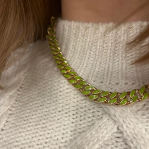 Guldgrönt halsband - Jättesnyggt halsband som tyvärr inte kommit till användning!!  ▪️ Väldigt bra skick, endast använd en gång ▪️Köparen står för eventuell frakt ▪️Kan mötas upp i Varbergs kommun ▪️Betalning funkar bra via swish