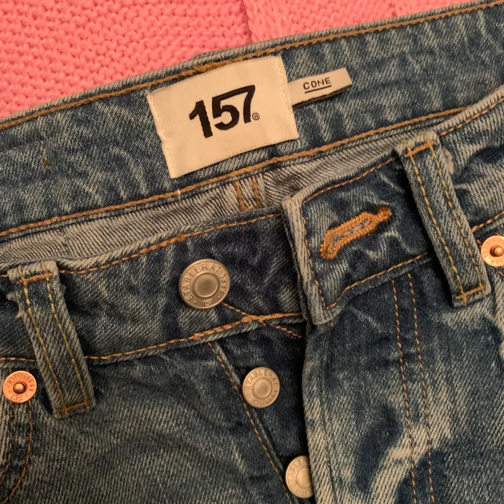 Mom jeans? Fina men används inte, strl XS men passar S. Modellen heter Cone från lager 157. Jeans & Byxor.