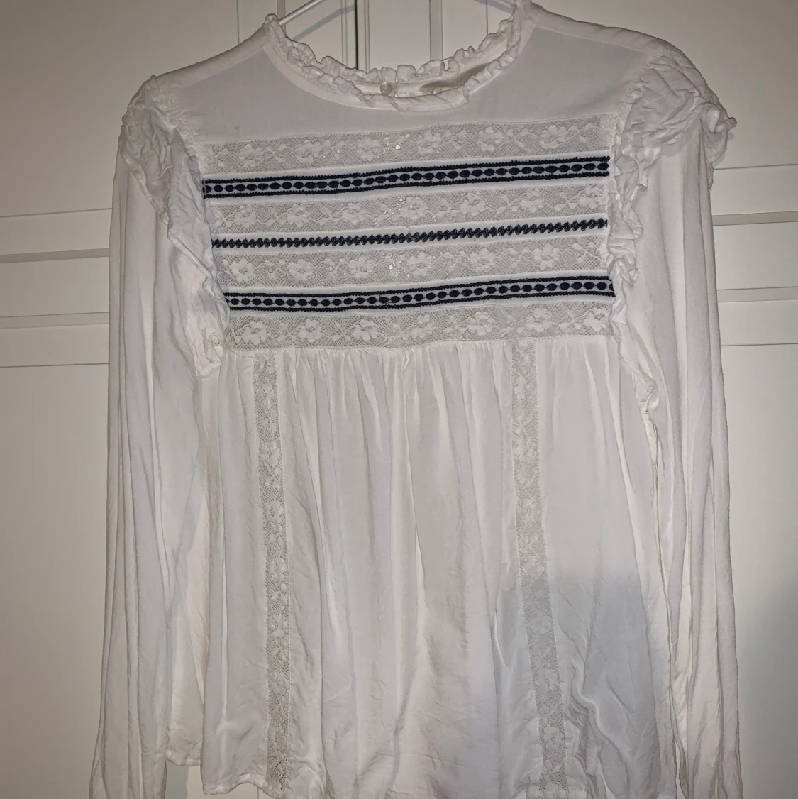 Vit blus med spets - 90