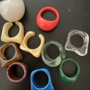 Ringar - Superfina ringar i olika färger, knappt använda. 15 kronor styck, alla för  100.  Bara att höra av sig vid frågor och funderingar!🥰 Kolla andra bilden för o se vilka som finns kvar!