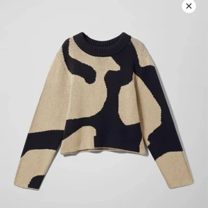 Mae Jaquard Sweater - Säljer denna superfina varma tröjan från weekday, nypriset var 500kr och den är inte så använd då den är lite för liten för mig😫 Vid snabb affär kan priset diskuteras! Vid mycket intresse startas budgivning