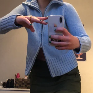 Ljusblå zipup - Fint skick, lite nopprig därav lågt pris. Använd en gång! Möts upp eller så står köparen för frakt:)