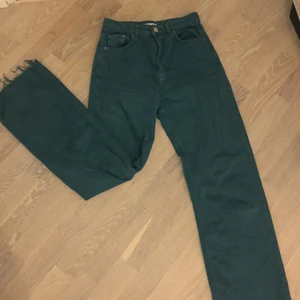Gina tricot,straight jeans strl 36/37 - Det är ett par jeans i storlek 36/37. Säljs pga att den inte kommit till användning. Säljs för 200 köptes för 600. Färgen är turkos blå/ grön och jätte fint att ha nu till sommaren🍀☺️