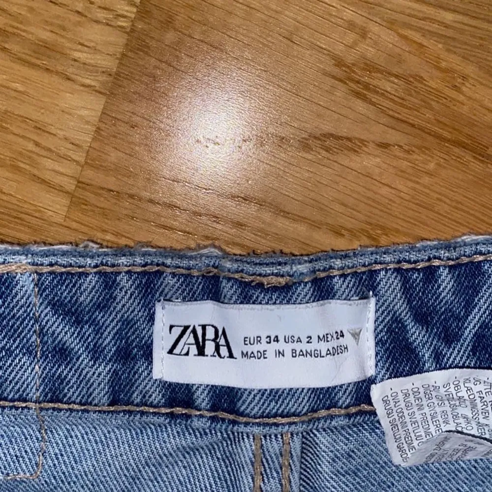Säljer ett par Zara jeans som är mid waist och har detaljer med hål , säljer pga att det inte är min stil längre. Strl 24 , tror nypriset låg på 499 men säljer nu för 200kr. Jeans & Byxor.