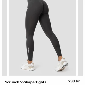 Iciw thights  - Säljer dessa supersnygga Scrunch V-shape iciw tightsen då jag tyckte de satt lite för tight på mig. De är i perfekt längd i benen, jag är 170. Och har super fin scrunch i rumpan! De är i färgen navy blue och är helt slutsålda på hemsidan. Har aldrig använt de då jag tyckte de va för tighta. ❤️ nypris 799