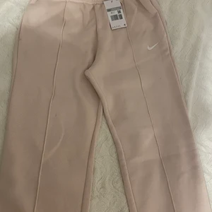 Nike byxor och Nike tröja för 600kr. - Prislapp sitter kvar! Aldrig är använd.