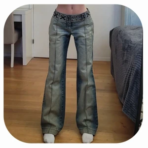 miss sixty  - köpte de har skit snygga byxorna precis på plick men de va för små i midjan för mig💔💔 (förra ägarens bilder) midjemått: 75cm  innerbenslängd: 80cm