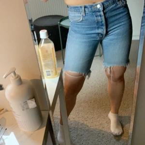 Jeans shorts Levis  - Blå jeans shorts från Levis. Jättesnygga, dock för små på mig… som är W29 så skulle säga att de är W27 och inte W33. Nypris: 1000kr Mitt pris: 400kr + frakt
