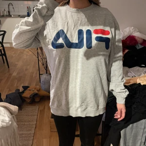 Fila tröja - Lite längre sweatshirt tröja från fila super fint skick använd en gång