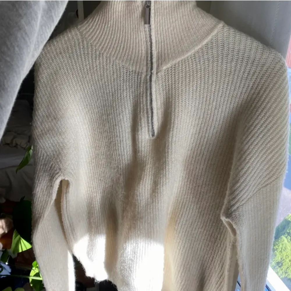 Säljer denna sjukt snygga stickade tröjan då den inte kommer till användning längre. Den är i storlek M men passar även storlek S💗💗. Stickat.