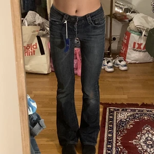 Lågmidjade jeans - Sjukt snygga lågmidjade jeans från Sellpy⭐️ Står W25 men de är för små på mig som brukar ha W24 :( Frakt tillkommer! 💕