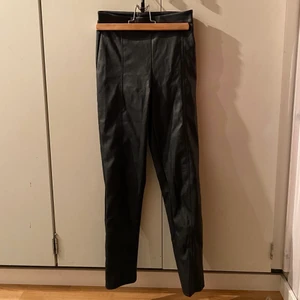 Skinnbyxor - Svarta tajta skinnbyxor från gina tricot. De stängs med en dragkedja på sidan. Kan skicka eller mötas upp i Stockholm. Köparen står för frakten 🖤