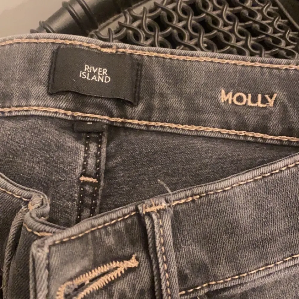 Jag säljer nu mina gråa lågmidjade river island jeans som är ganska tajta. dom är i strl XS och använda många gånger, men fortfarande hela och fina. nypris:400. köparen står för frakt!!🖤. Jeans & Byxor.