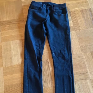 Dondup jeans stl: 29  - Svarta Dondup jeans i stl: 29.                                            Modellen är skinny                                                              Mycket bra skick och i princip aldrig använda.                     Finns att hämta i Askim 
