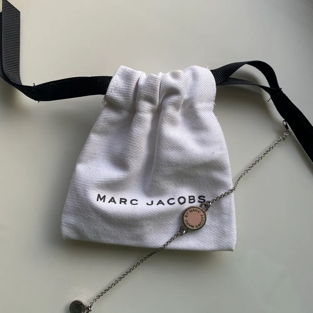 Säljer detta silvriga armband med en ljusrosa bakgrund. Det är från Marc by Marc Jacobs och har tyvärr inte använts på flera år och hoppas att det kan göra någon annan glad. Det är använt men k bra skick! Frakt tillkommer om inget annat är överenskommet ☺️. Accessoarer.