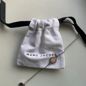 Marc by Marc Jacobs silverarmband - Säljer detta silvriga armband med en ljusrosa bakgrund. Det är från Marc by Marc Jacobs och har tyvärr inte använts på flera år och hoppas att det kan göra någon annan glad. Det är använt men k bra skick! Frakt tillkommer om inget annat är överenskommet ☺️