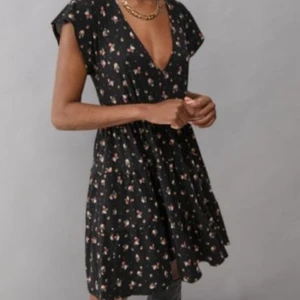 klänning! - lånade bilder! säljer min svarta klänning från urban outfitters som jag aldrig använt :). Den sitter jättefint och är stretchig.