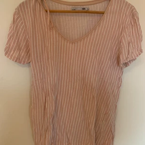 Randig T-shirt  - Jättefin randig T-shirt från lager 157 som jag användt typ en sommar, så den är i fint skick. Lite urringad framtill och i tunnt härligt tyg. 🌟