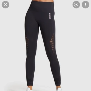 gymshark energy +seamless tights - säljer mina energy+seamless tighgs som varit min favoritmodell men nu använder jag andra mer! De är använda under en kortare tid så i väldigt bra skick! lägger till egna bilder snart