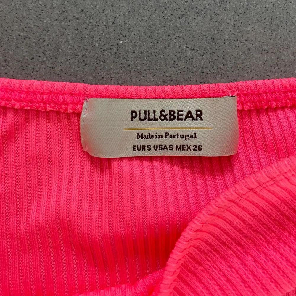 Jättesöt rosa neon top från pullk&bear! Stl S🥰🥰🥰🥰. Toppar.