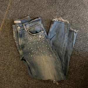 Jeans med pärlor - Säljer dessa coola jeansen med pärlor ifrån zara! Storlek 34 men passar även en som har 36! 💕