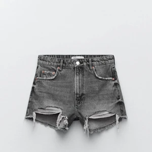 gråa jeans shorts - Gråa short från Zara, Aldrig använda! Köp direkt för 250kr☺️