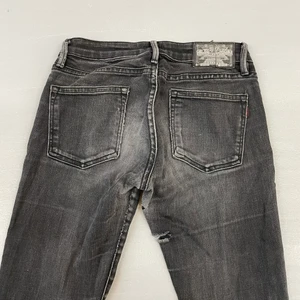 Lågmidjade 90talsjeans strl 26 bootcut - Sitter superbra på mig som är 163cm, 50kg. Perfekt passform på rumpan. Snygg slitning. Lite hål under skinkan med syns inte.  Hämtas i Stockholm hållplats Trekanten eller skickas ut 