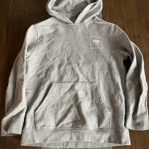 Vans hoddie ungdom large - Vans hoddie knappt använd då den kom bort i posten. När den äntligen hittades hade sonen blivit för stor.  Storlek ungdom Large ( 150-163 cl )