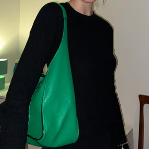 Grön väska - Grön väska köpt från pull&bear! Ganska stor så rymmer mycket. Knappt använd, säljer då den inte kommer till användning💚💚💚