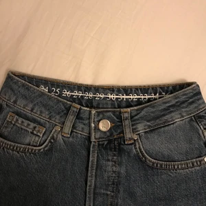 Blå jeans - Säljer dessa mörkblå bikbok jeans då jag fick två av dem i julklapp❣️ Helt oanvända ❤️ Köptes för 600, säljer för 300❣️ Kom privat för fler bilder