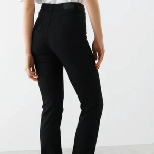 Molly slits jeans - Jag säljer dessa pågrund av att jag är för kort för dem jag är 155cm lång. Jag har andvänt 1 gång så dem är i helt nytt skick utan hål eller några som helst defekter❤️