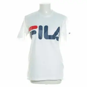 Helt ny ÄKTA NY Fila t-shirt. Strl XS men passar även en Smal. ✨Hämtas i Skåre,elr skickas mot fraktkostnad✨  -Kika gärna in mina andra annonser-