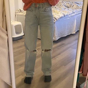 90s jeans Gina Tricot  - Säljer mina ljusblåa 90s petite jeans från Gina Tricot i storlek 30. Inte alls använda mycket och säljs pga att de inte kommer till användning längre. Jag köpte dem för 599kr. Superfint skick💘