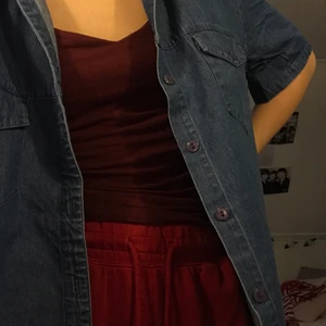 jeansskjorta - köpt second hand, står ingen storlek men är oversized på mig som bär s. 
