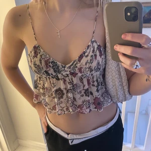 Zara topp - Superfin zara topp, med en volang och glittertrådar! Säljs ej längre! Helt oanvänd❤️