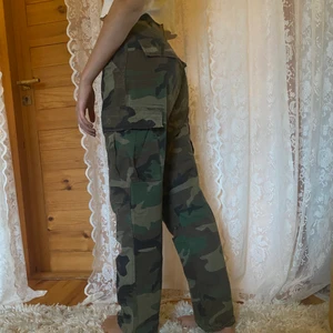 Militärmönstrade cargo pants - Lågmidjade militärmönstrade cargo pants i storlek xs/s 🌟 köpta på Army Star och i gott skick 🧚🏼
