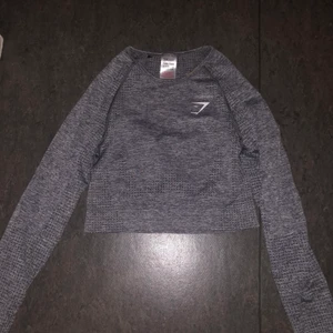 Gymshark tröja strl S - Gymshark tröja i mycket fint skick, köptes för 550 kr. Endast använd ett fåtal gånger. 