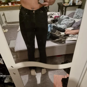 Flarie Jeans - Ett par svarta utsvängda jeans I storlek 36. Kan mötas upp och kan levereras men köparen står för frakt! ANVÄNT SKICK