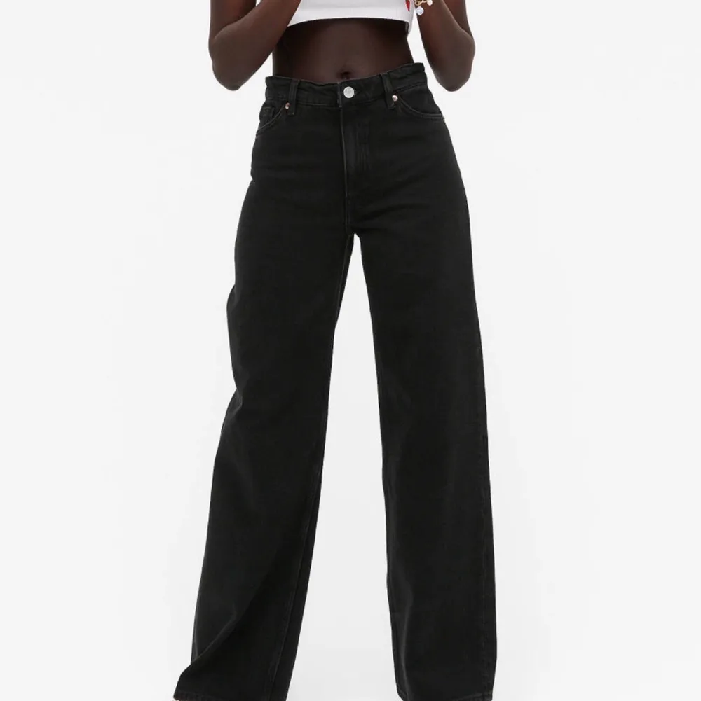 Säljer dessa fina svarta jeans från monki, modellen på dom heter Yoko. Jeansen är aldrig använda då de inte passa mig.❤️. Jeans & Byxor.