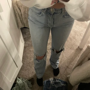 Raka jeans med hål - Säljer ett par utsålda raka jeans från Gina tricot efter som jag ej använder dem längre, strl 34🤍