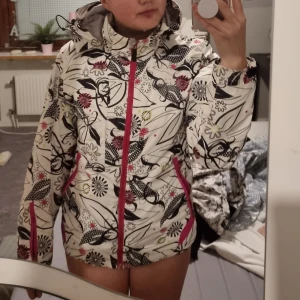 Jacka - En mönstrig jacka i storlek 34. Kan mötas upp och kan levereras men köparen står för frakt! ANVÄNT SKICK