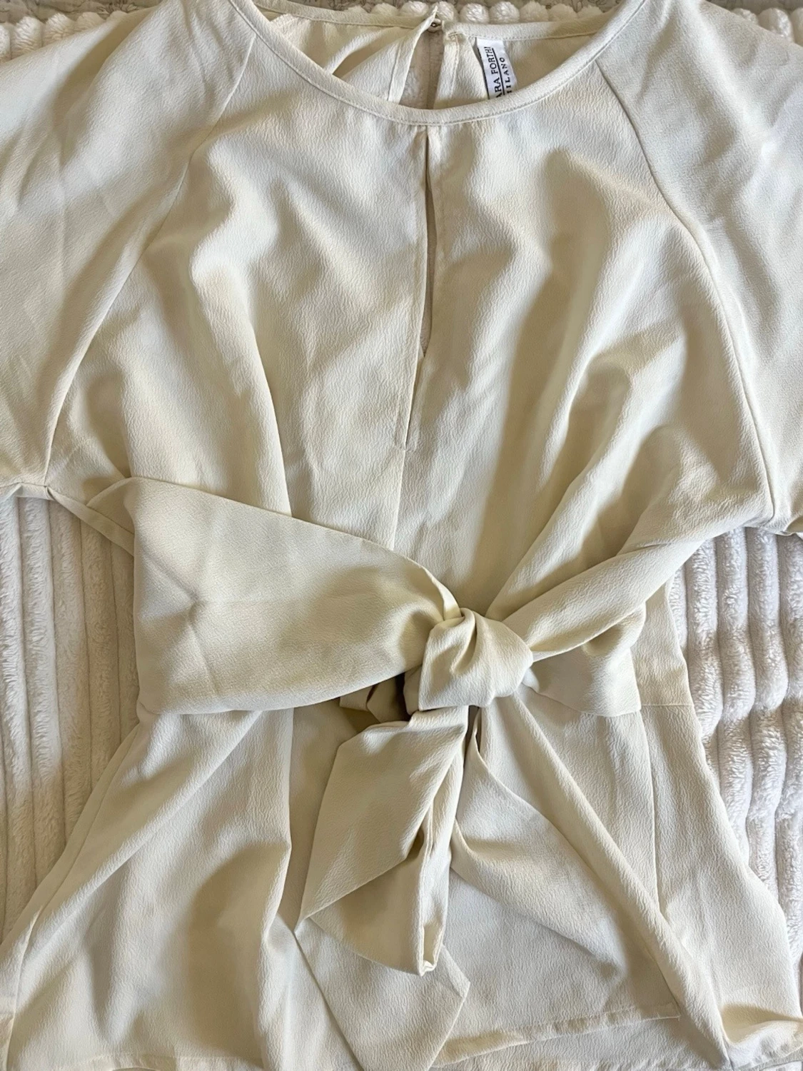 Beige blus med knytband i midjan - 4