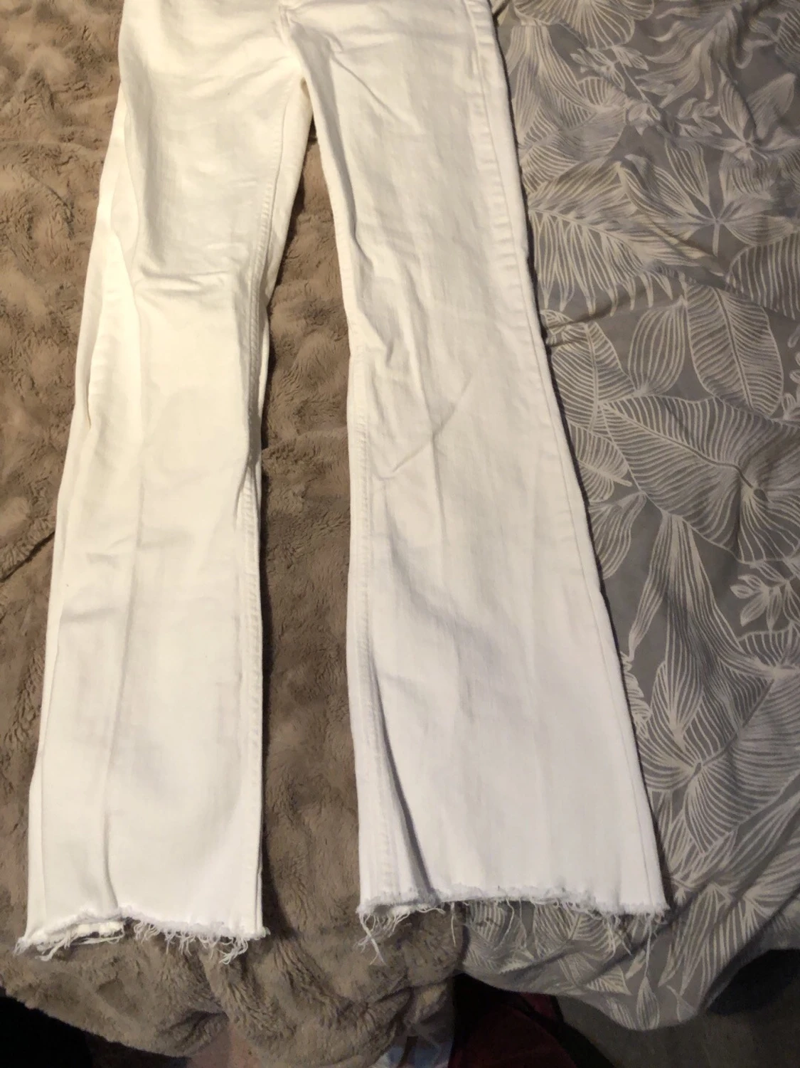 Vita bootcut jeans med rå kant