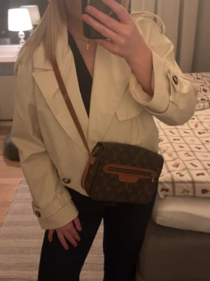 Krämvit croppad trenchcoat - Säljer nu min fina trenchcoat nu till våren , den är croppad så valde att ta en större storlek . Köpt på bershka 