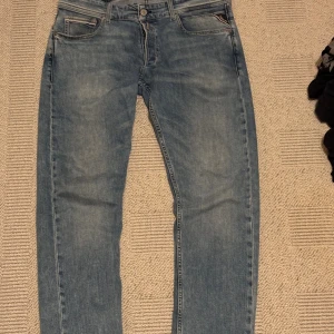 Replay jeans - Säljer ett par feta replay jeans av modellen grover i denna snygga ljusa färgen.  Väldigt fräscha samt enkla att styla.  Storleken säger W34/L32  men skulle säga att de sitter mer som W32/L32. Den lilla fickan på höger ficka är lagad !!